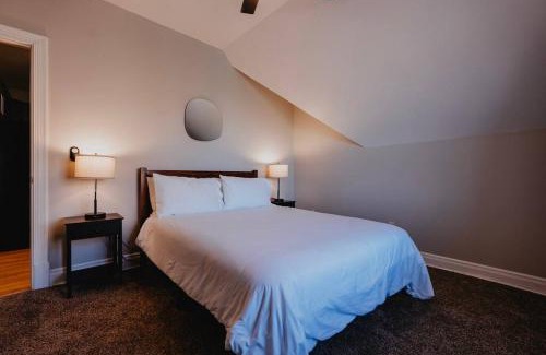 The Gate Apartment | Modern 1BR-1BA Walk to SSM SLU Hospital Grand