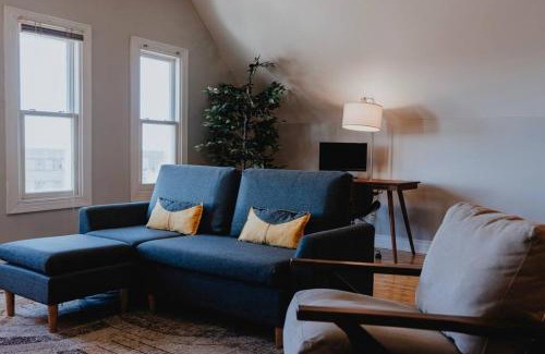 The Gate Apartment | Modern 1BR-1BA Walk to SSM SLU Hospital Grand