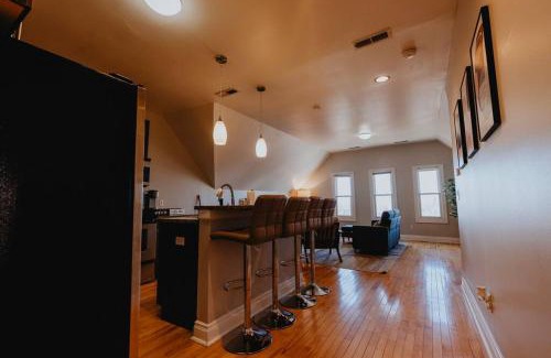 The Gate Apartment | Modern 1BR-1BA Walk to SSM SLU Hospital Grand