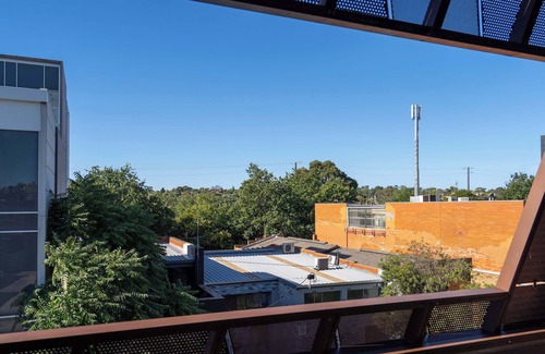 Hawthorn Apartment | Modern 1BR Apartment with Smart TV and Views