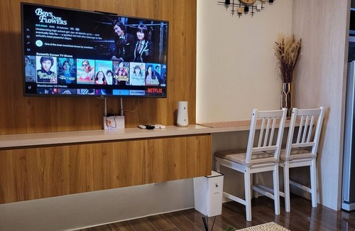 Legazpi Village Condo | Modern 1br Condo w/Balcony Near Airport & Sky Way - 3