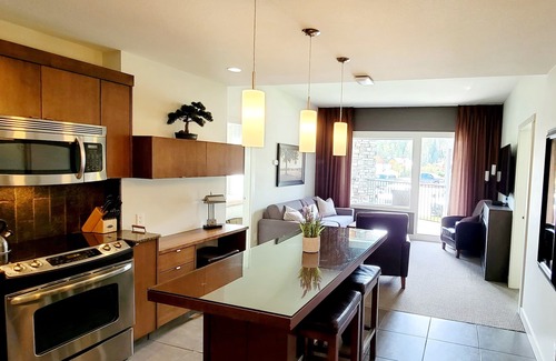 East Kootenay Condo | ✫ Modern 2 bed 2 bath condo w/pool & hot tub at the base of ski hill