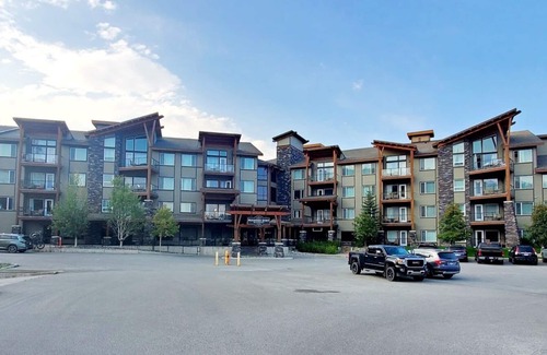 East Kootenay Condo | ✫ Modern 2 bed 2 bath condo w/pool & hot tub at the base of ski hill