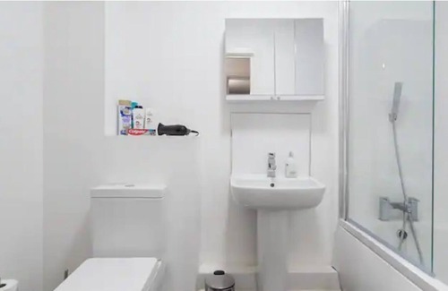 George Green Apartment | Modern 2 Bed Apartment Minutes Away From Heathrow