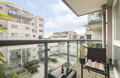 Thamesfield Apartment | Modern 2 bed Riverside Apartment