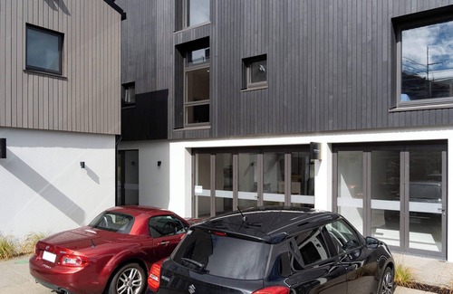 Kawarau Falls Apartment | Modern 2 Bedroom Apartment with Mountain Outlook