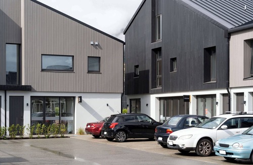 Kawarau Falls Apartment | Modern 2 Bedroom Apartment with Mountain Outlook