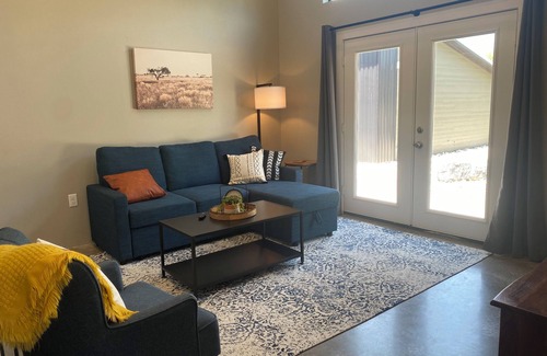 Mount Vernon Cottage | Modern 2-bedroom cottage in tranquil downtown Mount Vernon!