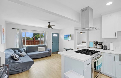 San Diego House | Modern 2 Bedroom w/Huge Yard - 5 min to Downtown!