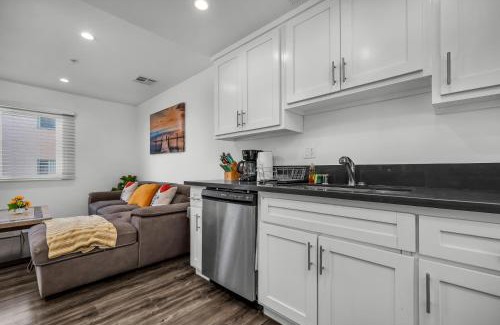 Wilshire Apartment | Modern 2 Levels One-Bedroom Retreat in central Location in Hollywood