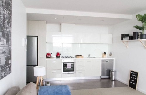 Northcote Apartment | Modern 2BD Apartment in Northcote! + Parking