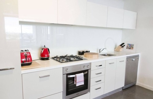 Northcote Apartment | Modern 2BD Apartment in Northcote! + Parking