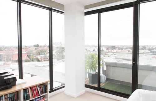 Northcote Apartment | Modern 2BD Apartment in Northcote! + Parking
