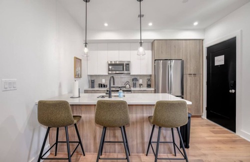 Southeast Hotel | Modern 2BR Capitol Hill Apt - 3 Min Walk to Metro!