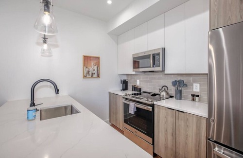 Southeast Hotel | Modern 2BR Capitol Hill Apt - 3 Min Walk to Metro!