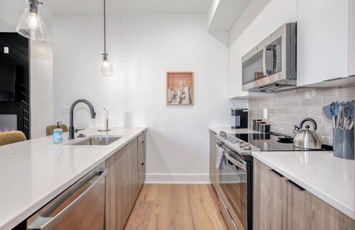 Southeast Hotel | Modern 2BR Capitol Hill Apt - 3 Min Walk to Metro!