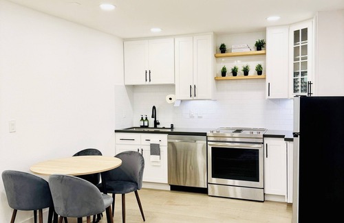 South San Jose Apartment | Modern 2BR Guest Suite w/Kitchen, W&D, Free Parking, Fire Pit - 10 mins to SJC