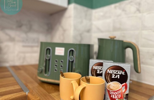 Pendlebury House | Modern 2BR in Swinton, Manchester-Close to Trafford Centre