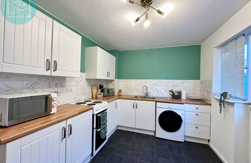 Pendlebury House | Modern 2BR in Swinton, Manchester-Close to Trafford Centre