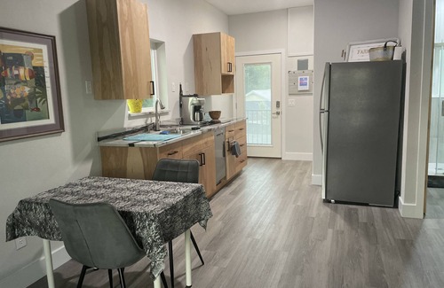 Maitland House | Modern 2BR Lake House in Exclusive Area – No Smoking