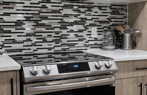 Evanston House | π‘ Modern 2BR Private Suite Free Banff Pass Netflix New Build in Evanston!