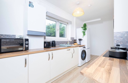 Coatbridge House | Modern 3 bedroom house with wet room - Spacious accommodation with free parking and wifi