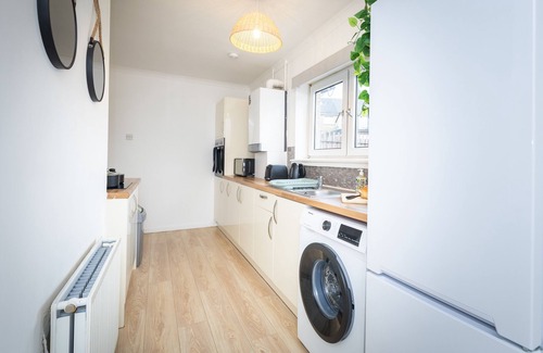 Coatbridge House | Modern 3 bedroom house with wet room - Spacious accommodation with free parking and wifi