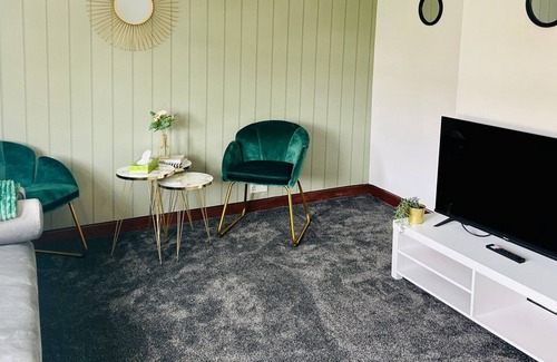 Glasgow House | Modern 3 bedroom house with private parking, modern kitchen and easy access around Glasgow