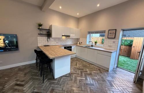 Offerton Apartment | Modern 3 Bedroom house, short walk to train station and town centre, close to Manchester Airport and PLouise