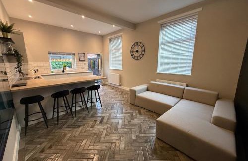 Offerton Apartment | Modern 3 Bedroom house, short walk to train station and town centre, close to Manchester Airport and PLouise