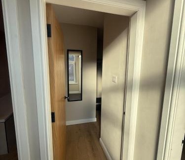 Offerton Apartment | Modern 3 Bedroom house, short walk to train station and town centre, close to Manchester Airport and PLouise