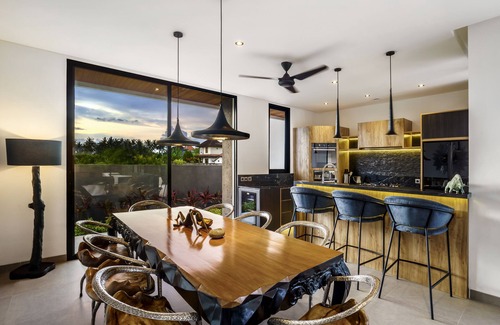 Peliatan Villa | Modern 3-bedroom villa with pool between rice paddies and jungle