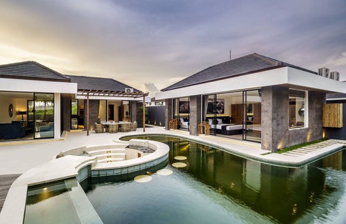 Peliatan Villa | Modern 3-bedroom villa with pool between rice paddies and jungle