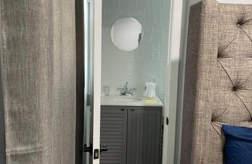 Calumet City Villa | Modern 3Bed 2Bath Cozy Ranch with DIY Art Porch