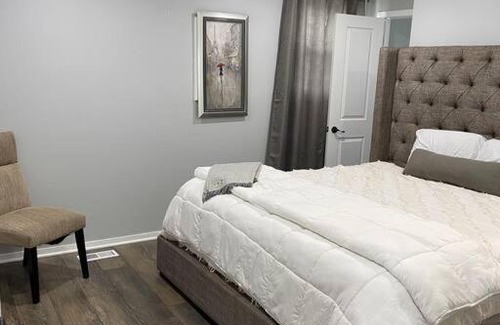 Calumet City Villa | Modern 3Bed 2Bath Cozy Ranch with DIY Art Porch