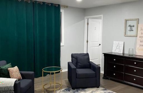 Calumet City Villa | Modern 3Bed 2Bath Cozy Ranch with DIY Art Porch