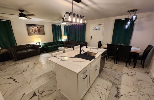 Rosewood House | Modern 3BR House near Downton Austin