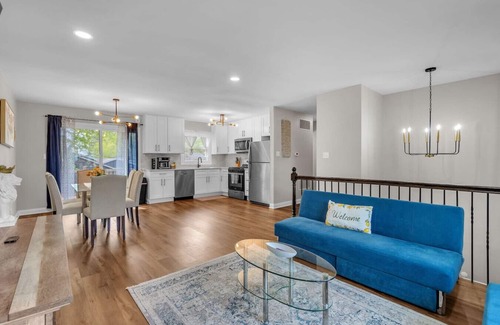 Lake in the Hills House | Modern 4BD Home in Lake Hills Pet friendly