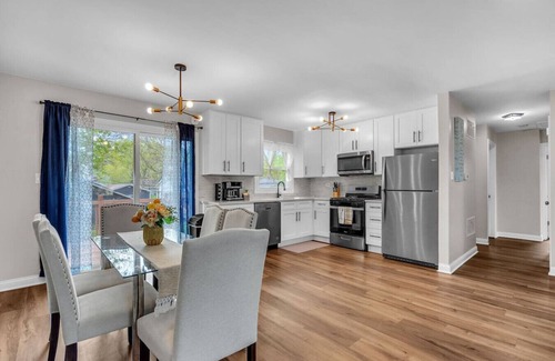 Lake in the Hills House | Modern 4BD Home in Lake Hills Pet friendly