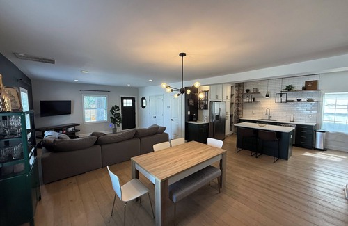 Indianapolis House | Modern 4BR/3BA Downtown Colts/Pacers/Events!