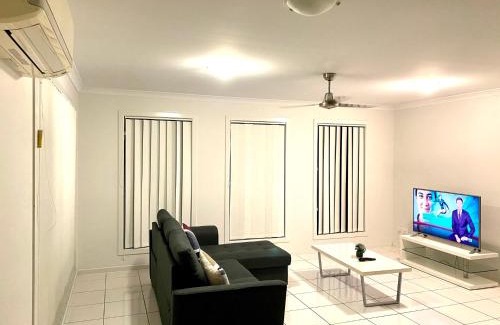 Gladstone House | Modern 4BR close to the Airport- Whole house