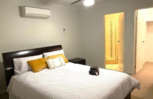 Gladstone House | Modern 4BR close to the Airport- Whole house