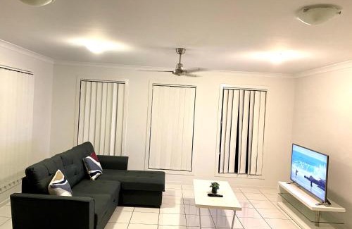 Gladstone House | Modern 4BR close to the Airport- Whole house