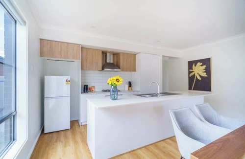 Clyde House | Modern 4BR near Parks & Shops Family Friendly