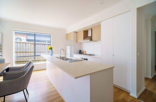 Clyde House | Modern 4BR near Parks & Shops Family Friendly