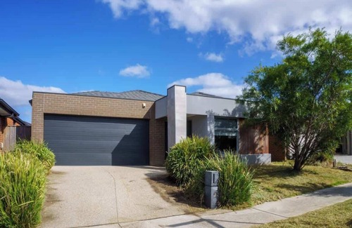 Clyde House | Modern 4BR near Parks & Shops Family Friendly