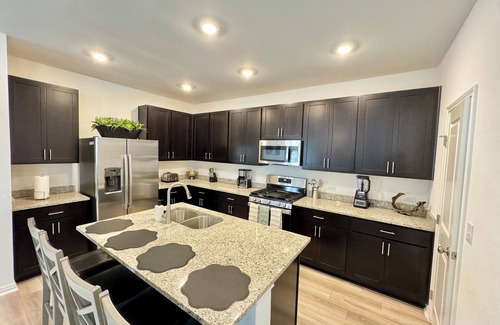 Del Valle House | Modern 4BR New Home w Luxury Touches