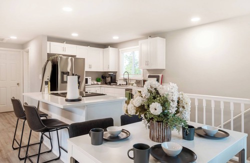 Bryn Mawr-Skyway House | Modern 5Bd+3Ba Remodeled Home with AC, Wifi, BBQ, Backyard in brilliant Seattle