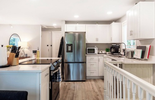 Bryn Mawr-Skyway House | Modern 5Bd+3Ba Remodeled Home with AC, Wifi, BBQ, Backyard in brilliant Seattle