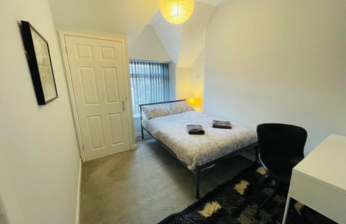 Uplands House | Modern 6 bedroom 5 min walk to beach & restaurants